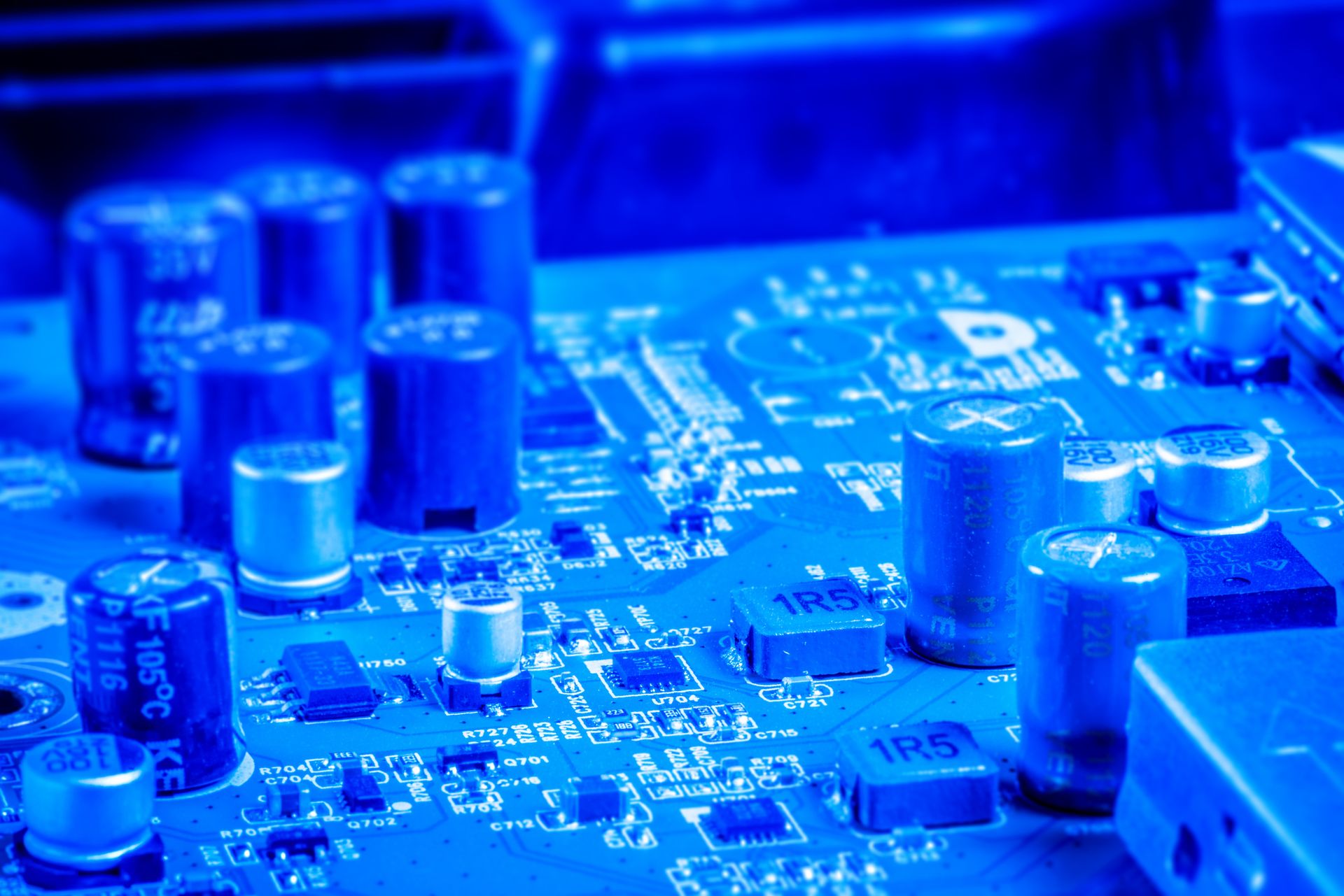 Placa de circuito impreso con recubrimiento protector curado por UV