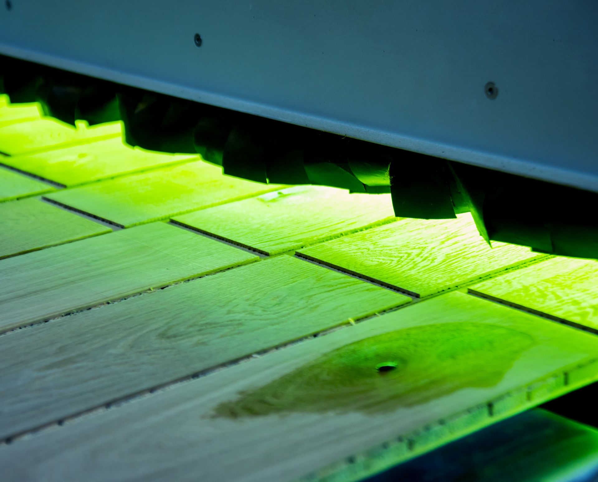Tablones de madera con barniz curado por UV