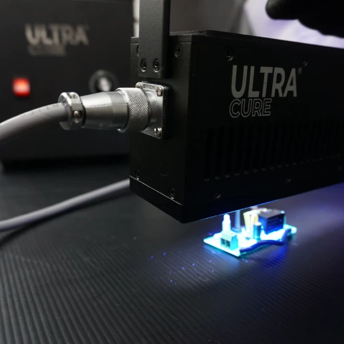 UV2025 curando adhesivo UV con la potencia ajustada en la caja de control
