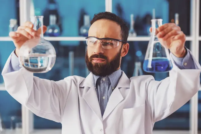 Químico con fórmulas químicas Químico osteniendo químicos para la creación de fórmulas para adhesivos